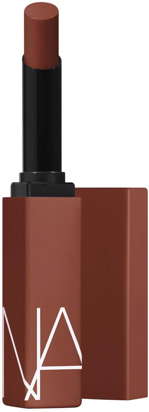 Ein brauner Lippenstift, teilweise hochgedreht, in einem braunen und schwarzen Behälter.
