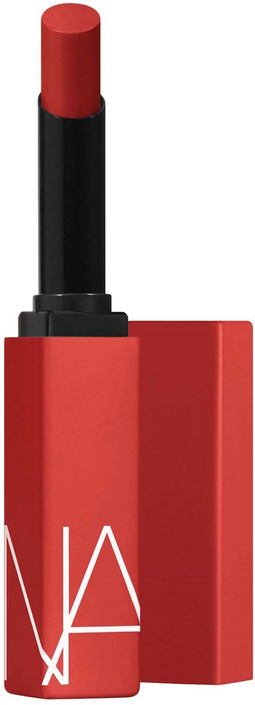 Ein roter Lippenstift mit schwarzem Boden in roter Verpackung. Der Lippenstift ist herausgezogen.