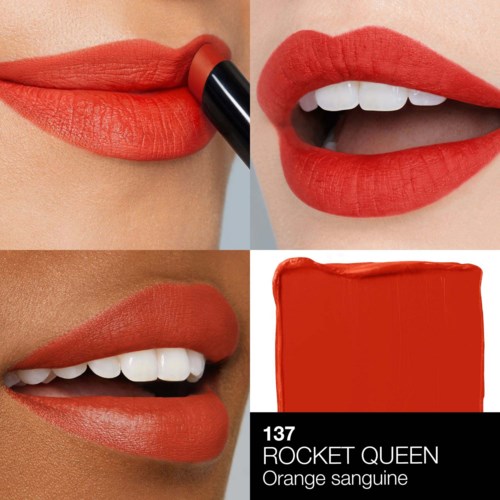 Drei Lippen mit orange-rotem Lippenstift und eine Farbabgabe namens 'Rocket Queen' in ähnlicher Farbe. Nahaufnahmen zeigen Lippen und Lippenstift.