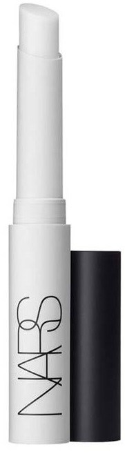En hvit tube med svart lokk, merket 'NARS'. Det ser ut som et sminkeprodukt, muligens en concealer eller leppestift.