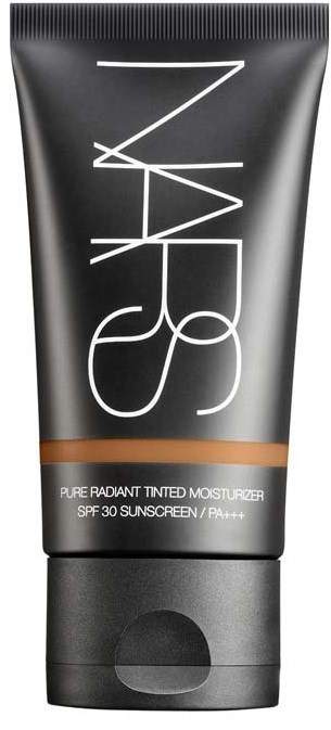 En svart tub med NARS tonad fuktkräm med SPF 30 och en brun band nära botten.