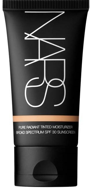 Een zwarte tube NARS getinte vochtcrème met een beige streep, met productinformatie en SPF 30.