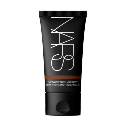 Zwarte tube met wit NARS-logo, bruin strookje en productomschrijving voor getinte moisturizer met SPF 30.
