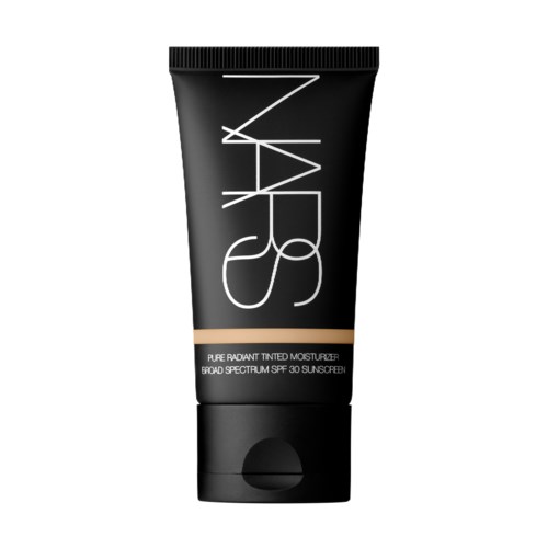 Een zwarte tube NARS getinte hydraterende crème met SPF 30, met labeltekst en een beige streep.