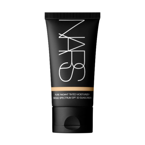 Een zwarte tube NARS getinte moisturizer met zonbescherming, breed spectrum SPF 30.