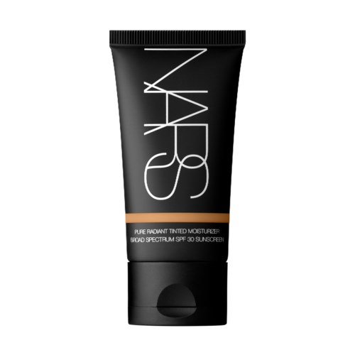 Een zwarte tube NARS getinte vochtinmeter met SPF 30. De merknaam staat verticaal.
