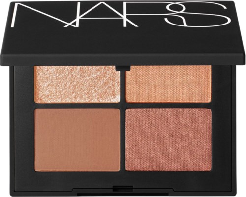 En NARS-makeuppalett med fyra olika nyanser, inklusive skimrande och matta finishar.