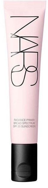 En rosa tub med svart lock, märkt NARS, sannolikt en kosmetisk produkt, med tilläggstext om användning och solskydd.