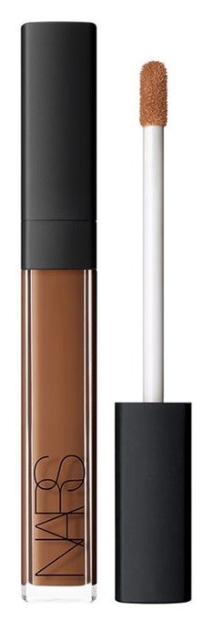 Ein NARS-Abdeckstift mit Applikator und schwarzem Verschluss, der die Flüssigkeit zeigt.