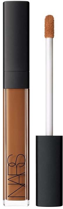 En tube med NARS concealer med børste utenfor hetten.