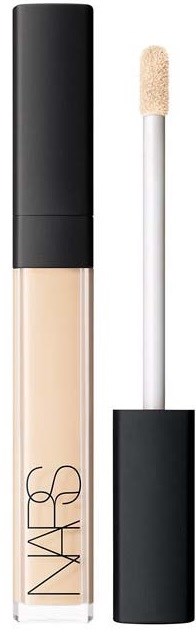 Ein NARS flüssiges Abdeckprodukt mit Applikatorschwamm, schwarzem Deckel und beiger Flüssigkeit.