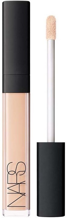 Eine Tube mit NARS-Abdecker und Applikator daneben, in Schwarz und Beige.