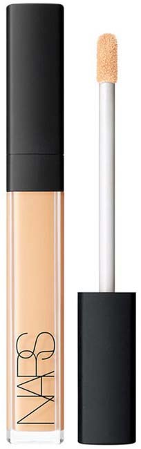 Eine Tube NARS Concealer mit schwarzem Deckel und Applikatorspitze daneben.