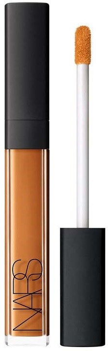 Ein Flüssigconcealer in einer Tube mit schwarzem Deckel und einem Applikatorspatel daneben.