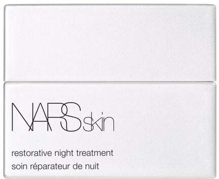 En helt hvit boks viser et NARS hudpleieprodukt for nattbehandling. Teksten er enkel og klar.