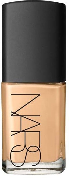 Een fles NARS foundation met een zwarte dop en beige vloeistof erin.