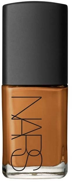 Een NARS schoonheidsproduct, waarschijnlijk foundation of concealer, in een klein flesje met zwarte dop en bruin vloeistof binnen.