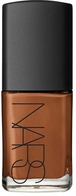 Een fles NARS foundation met zwarte dop en bruin vloeistof.
