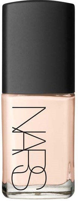 En flaska NARS-foundation eller flytande makeup med svart lock och klart glas som visar nude-färgad produkt.