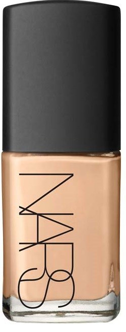 En flaska foundation från NARS med svart lock, beige foundation inuti och varumärkesnamnet vertikalt på flaskan.