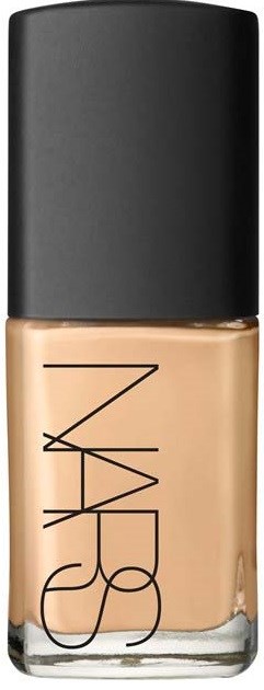 Een fles NARS foundation met zwarte dop, beige vloeistof erin, en merk op de voorkant.