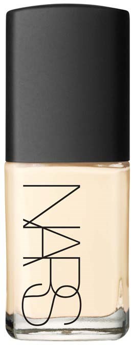 NARS foundationfles met zwarte dop, beige vloeistof, eenvoudig ontwerp, merknaam op de fles.