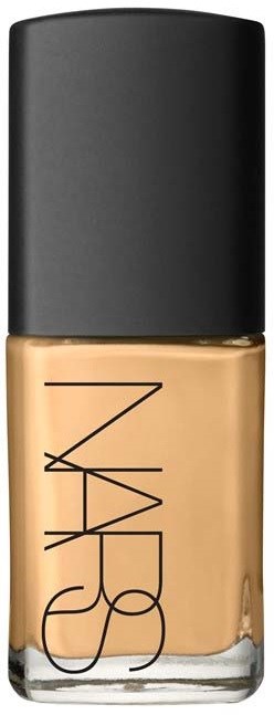 Een fles NARS foundation met zwarte dop en beige vloeistof.