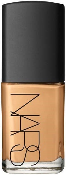 Een NARS- foundationfles met een zwarte dop, beige vloeistof en de NARS- logo op de voorkant.