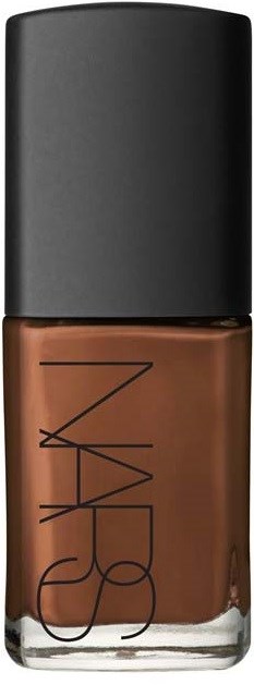 Een kleinbruine nagellakfles met zwarte dop en NARS-logo op de voorkant.