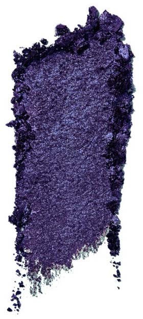 Ett stort område av lila ögonskugga med glittrande, texturerad yta och ojämna kanter.