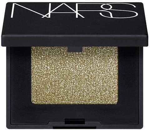 En liten makeupögongetå i ett svart fodral. Locket har NARS-loggan, och ögonskuggan är glitterguldig.