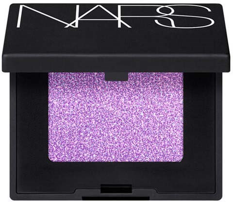 En NARS-ögonskugga med lila glitter i en svart förpackning, med varumärkesnamnet på locket.