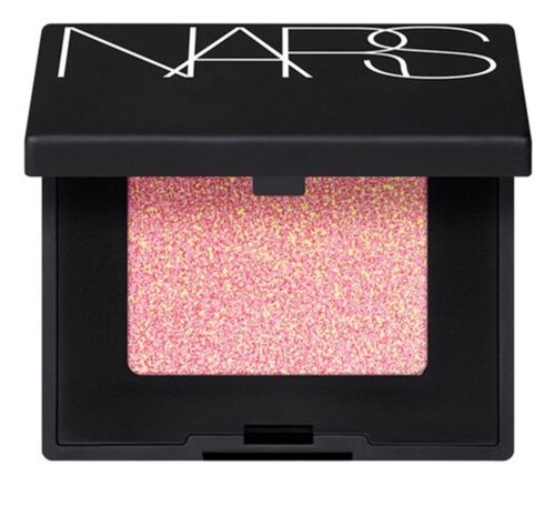 En NARS rougeförpackning med en rosa glitterblush inuti och ett svart lock. Locket har vita logotypbokstäver.
