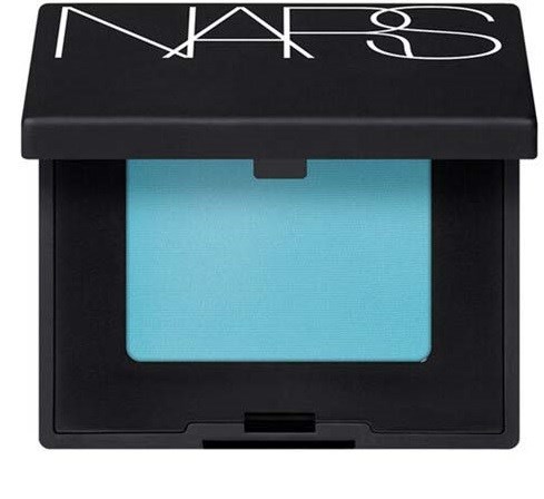 Ett litet svart sminkfodral med blå ögonskugga inuti och NARS-logga på locket.