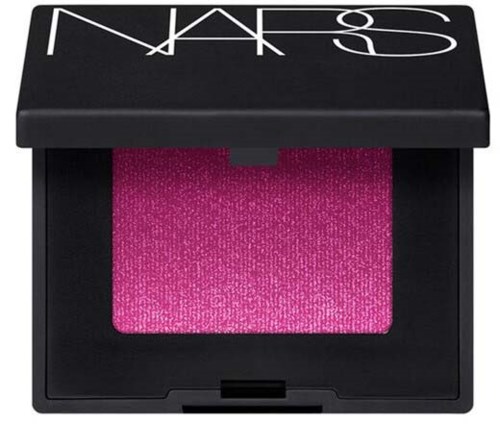 Ett svart NARS-should med ljusrosa rouge inuti och märket på locket.