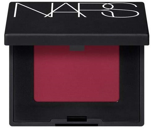 En NARS-blushkompakt med rosa smink inuti och ett svart lock med NARS-logga i vitt.