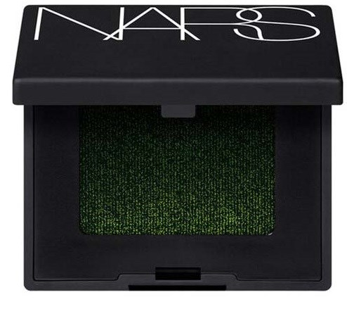 En svart NARS ögonskuggspalett med grön glittermakeup inuti.