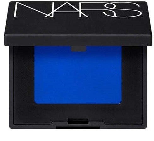 En kompakt svart sminkbehållare med ljusblå puder inuti och NARS-logga på locket.