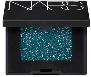 Ett litet svart NARS sminkkompakt med blå glitterögonskugga inuti.