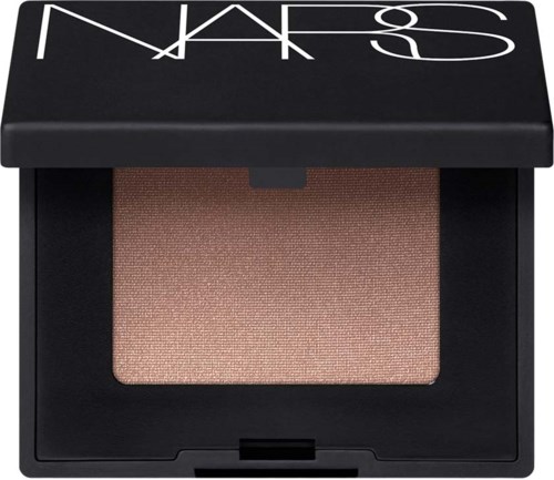 En NARS-makeuppall med beige puder inuti och ett svart lock med den vita NARS-logotypen.