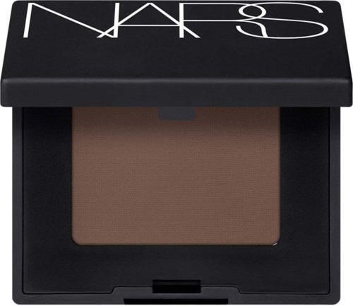 En NARS blushprodukt med svart etui och logotyp på locket, visar ett brunt blush inuti.