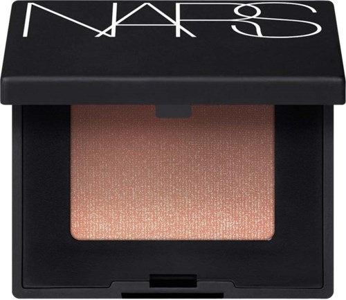 En liten NARS-blush med ljusrosa nyans i ett svart fodral.