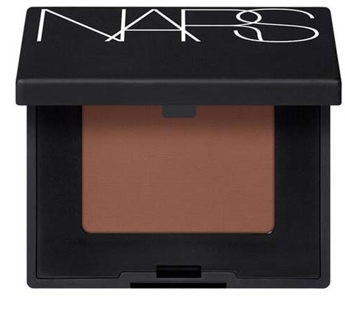 En NARS makeup-ask, med ett stort spegelinuti, innehåller en ljusbrun blush eller puder.