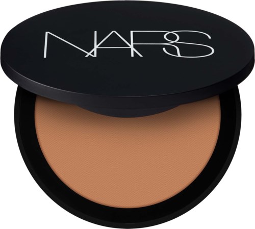 En compact med beige puder och en svart lock med NARS-logotyp.