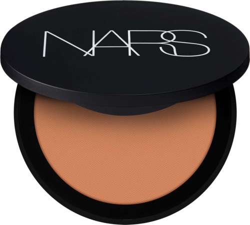 Ein Kompakt mit NARS-Logo auf dem Deckel, enthält Beigepuder für Make-up.