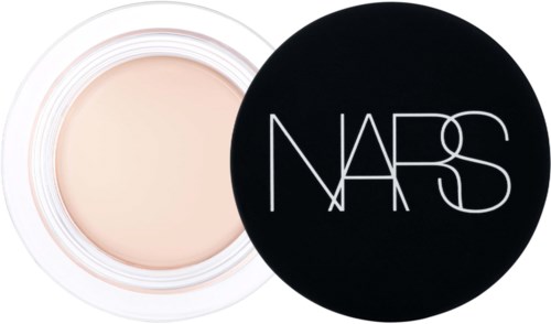 Ein weißer Behälter mit hellfarbiger Creme und schwarzem Deckel mit 'NARS'-Schrift.