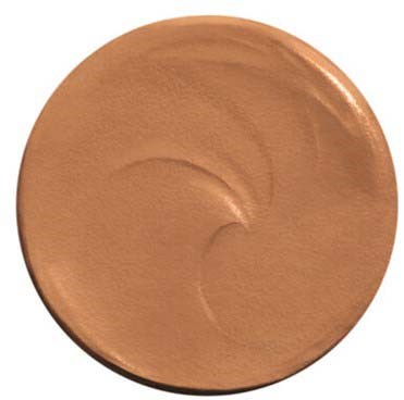 En rund makeup-förpackning med beige-färgad kräm inuti, slät och lätt glansig yta, utan text eller logotyper.