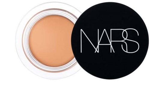 Ein runder Behälter mit beiger Creme und schwarzem Deckel mit 'NARS'-Schrift.