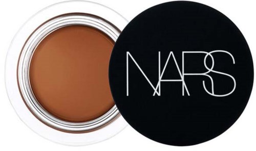 Et kompakt brunt makeup-produkt med svart lokk som viser NARS-logoen.