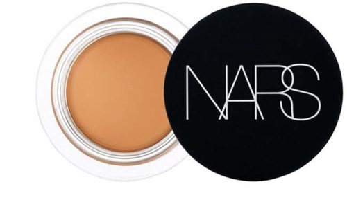 En liten rund beholder med foundation og sort lokk med NARS-logoen.